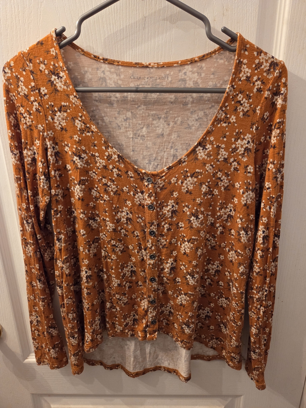 American Eagle Outfitters Rust Floral Button-Front Long Sleeve Tee